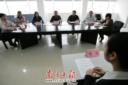 面試考生面對諸多考官壓力重重。南方日報記者魯力 攝